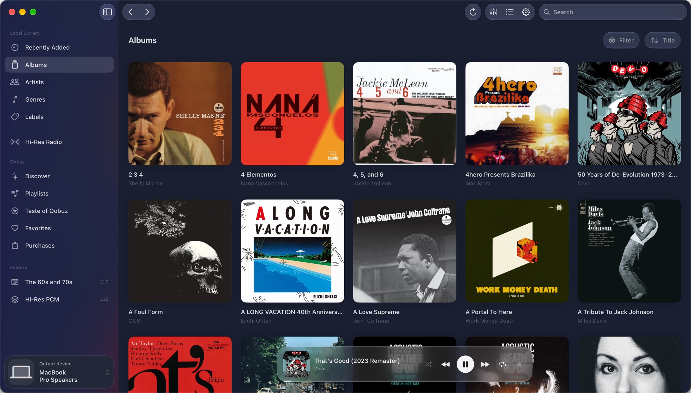 Loupe's library: albums as a grid of covers, with the local library, streaming and smart folders in the sidebar